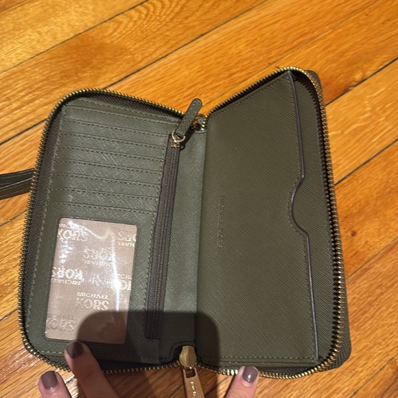 Michael Kors wristlet wallet - Picture 3 of 6